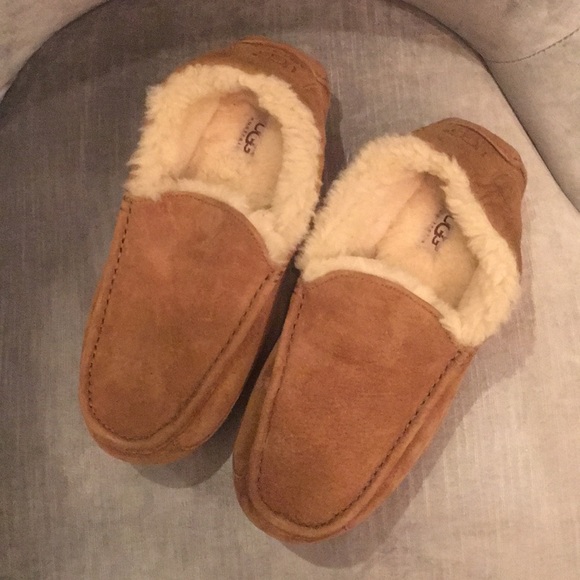 UGG Other - UGG Like New Ascot Slipper Size 8